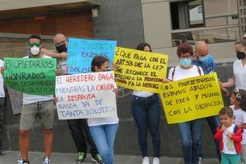 Concentración a las puertas de los juzgados de Telde por una ley antiokupas/TA.